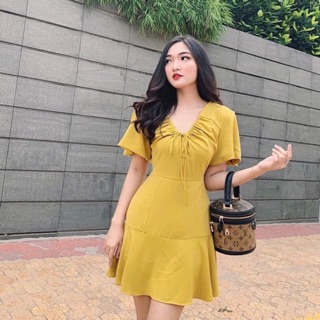 Đầm vàng đuôi cá rút cổ