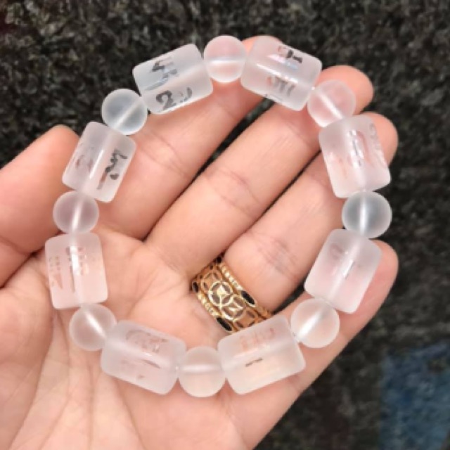 Vòng tay trắng khắc Om Mani cho người mệnh thủy