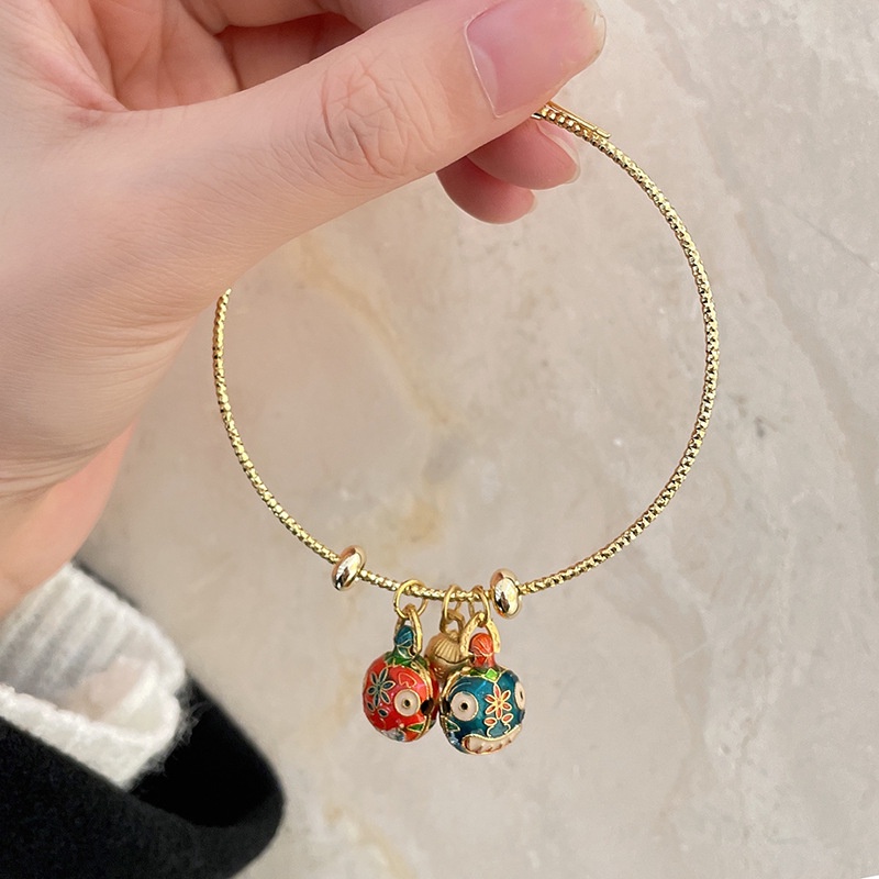 Vòng tay gắn ba chuông mẫu con bọ cánh cứng mùa hè độc đáo