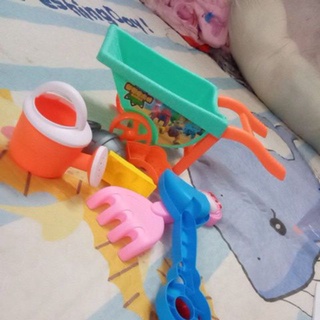 Đồ chơi xe rùa xúc cát cho bé giúp bé năng động sáng tạo