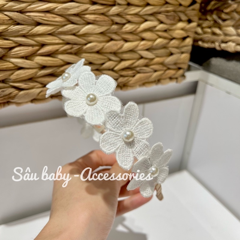 Bờm xước tóc, kẹp tóc hoa trắng đính hạt trai cho bé