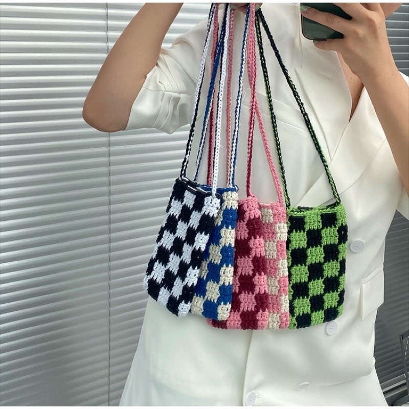 TÚI ĐỰNG ĐIỆN THOẠI LEN MÓC HANDMADE ĐEO CHÉO HOẠ TIẾT BÀN CỜ CHECKERED CUTE