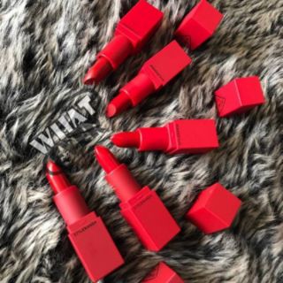 Bộ son mini thỏi tông đỏ lỳ mịn.