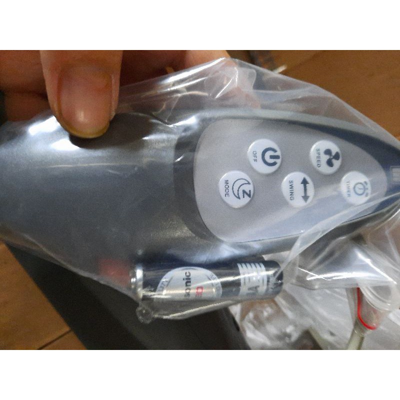 [tặng kèm 2 pin] Điều khiển remote quạt Hali- dùng chung cho tất cả quạt điều khiển Hali-mẫu mã sang trọng, 2 màu
