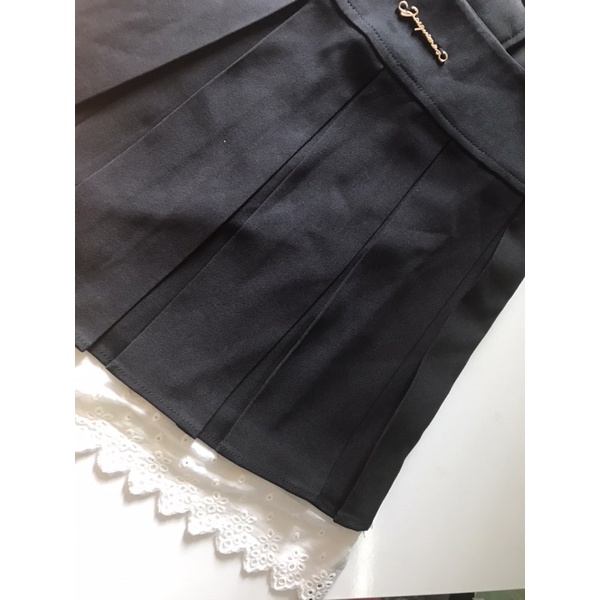 Set áo croptop tay ngắn viền bèo tiểu thư và chân váy xòe phối ren