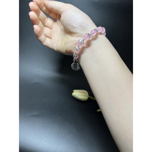 Vòng tay màu hồng mix charm