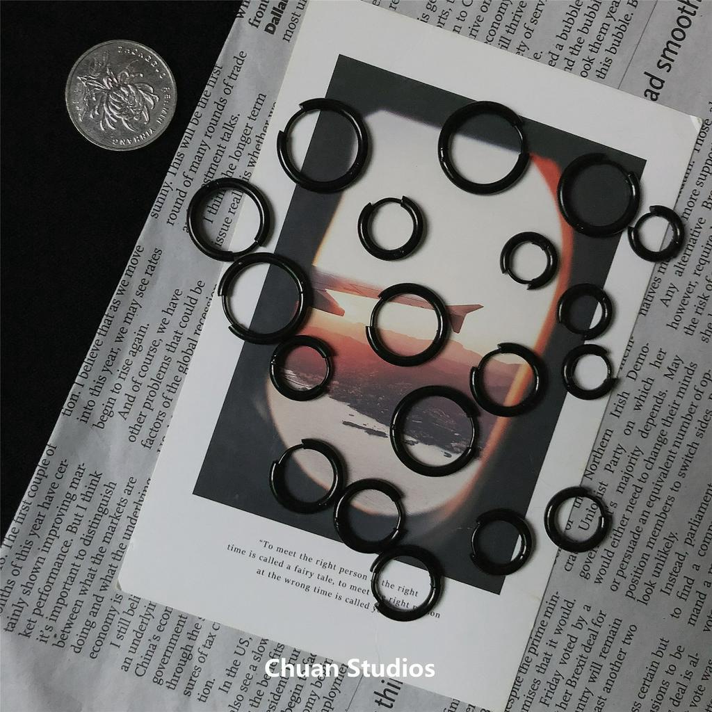 Hoa tai nhỏ màu đen theo phong cách hiphop cá tính