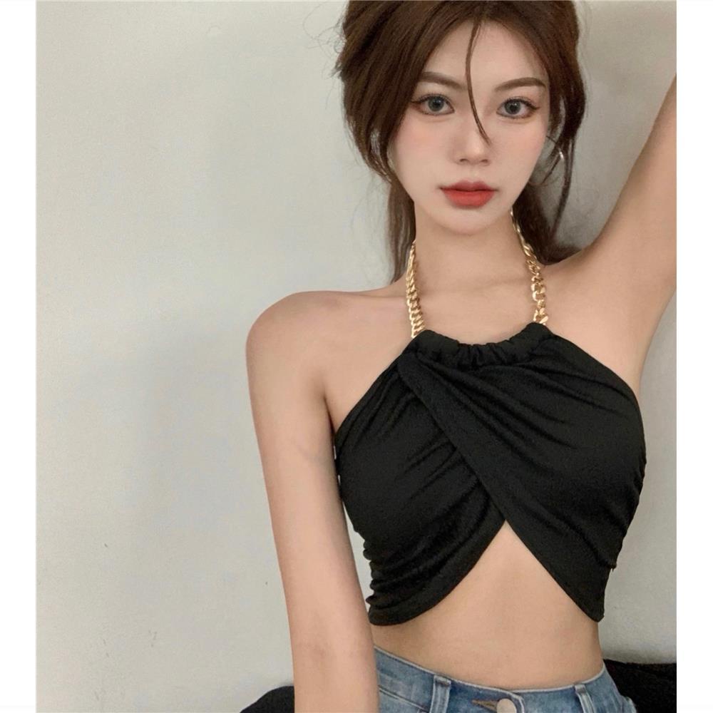 Áo ống màu đen phối chuỗi xích đeo cổ gợi cảm