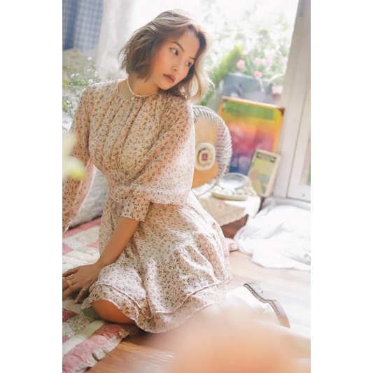 Đầm hoa hở lưng