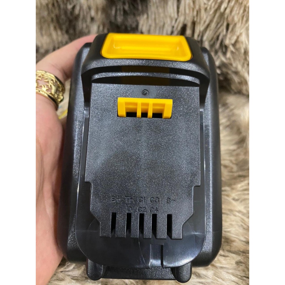 Pin DEWALT 18V 4AH cell 21700 nhận sạc zin có Led báo pin. BN.
