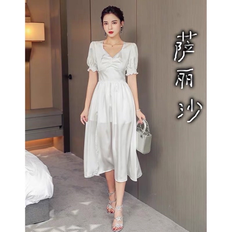 Đầm trắng nhíu ngực xẻ tà phi satin