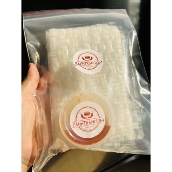 Bánh tráng chấm sốt chua cay