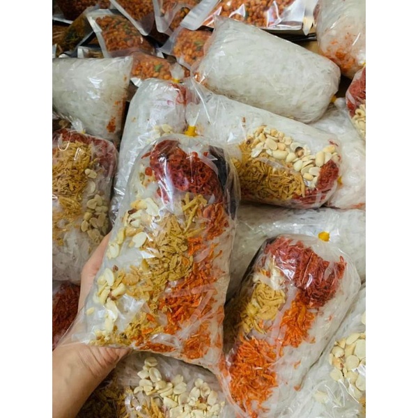 Bánh tráng trộn kèm thêm quất không có xoài răm