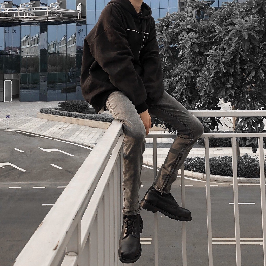 Quần jean nam xám trơn có zip Q1, form slim ôm vừa, chất jean co giãn thoải mái kể cả khi vận động