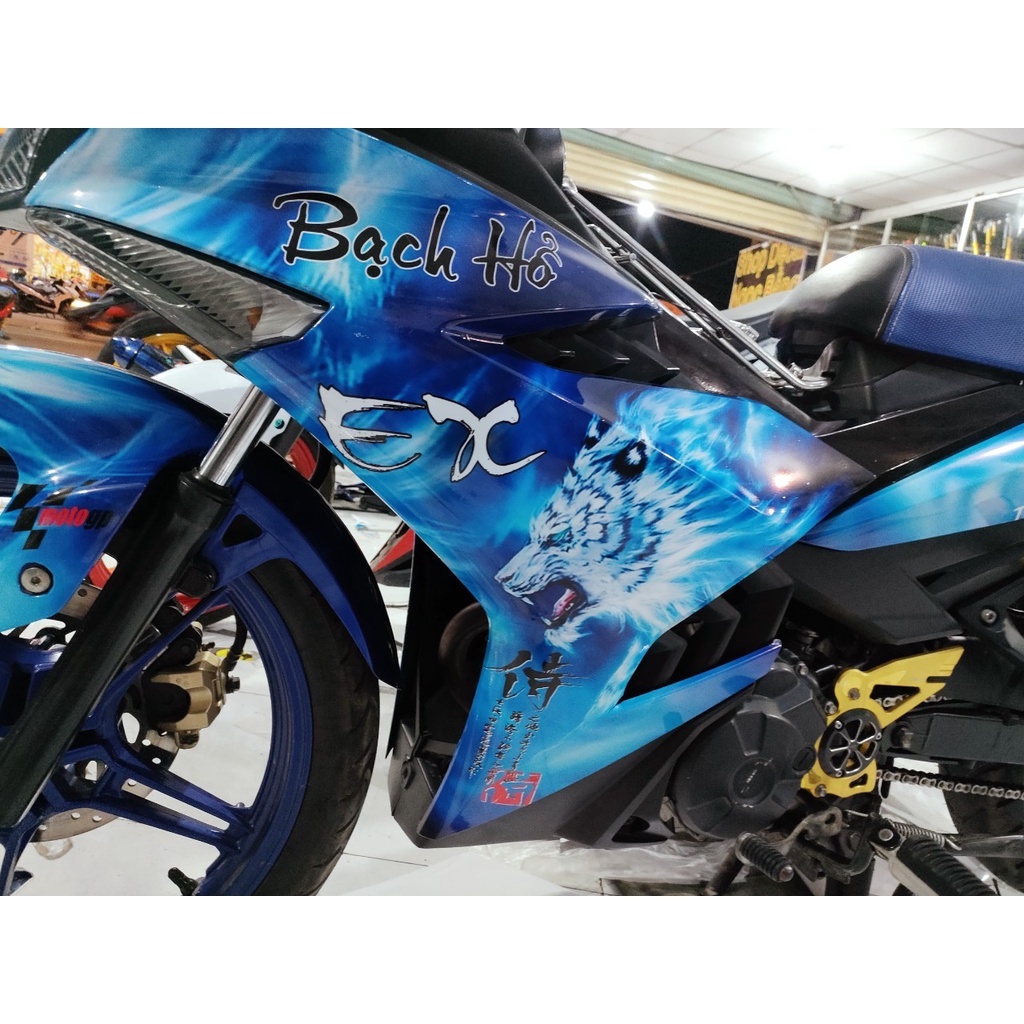 Tem trùm exciter 150 màu xanh trắng bạch hổ chất liệu keo mccal màng bóng