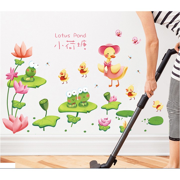Decal trang trí tường Ao Sen của bày Vịt và đôi Ếch đáng yêu | BigBuy360 - bigbuy360.vn