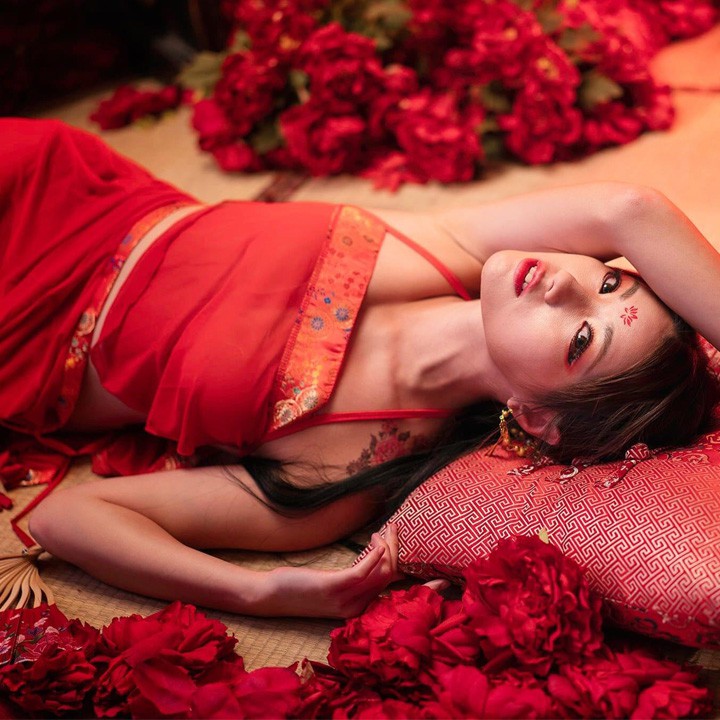 Cosplay sexy áo yếm tân nương vương phi cổ trang kèm áo choàng xuyên thấu quyến rũ | BigBuy360 - bigbuy360.vn