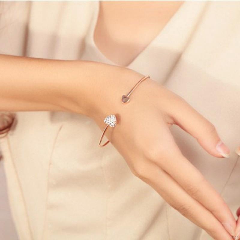 Vòng tay hình tim có đính hạt đầy quyến rũ