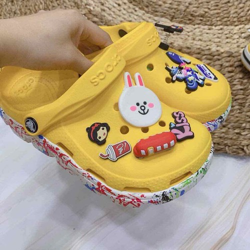 Dép sục  Cross màu vàng đế vảy sơn đủ size 35 đến 42 cho nam và nữ, tặng 12 sticker gắn dép kèm hộp