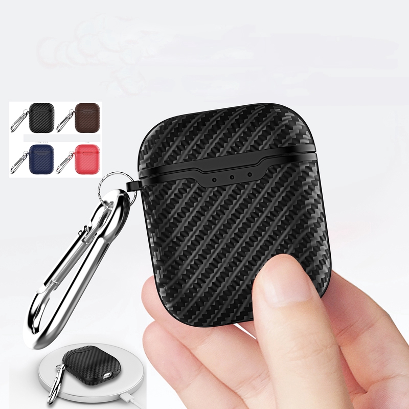 Vỏ silicone kiểu sợi cacbon sang trọng giúp bảo vệ cho hộp sạc của tai nghe Airpods