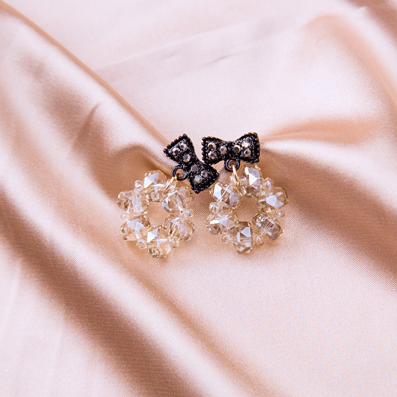 Khuyên Tai Nữ Trang Dáng Tròn Tạo Hình Độc Đáo Sang Trọng