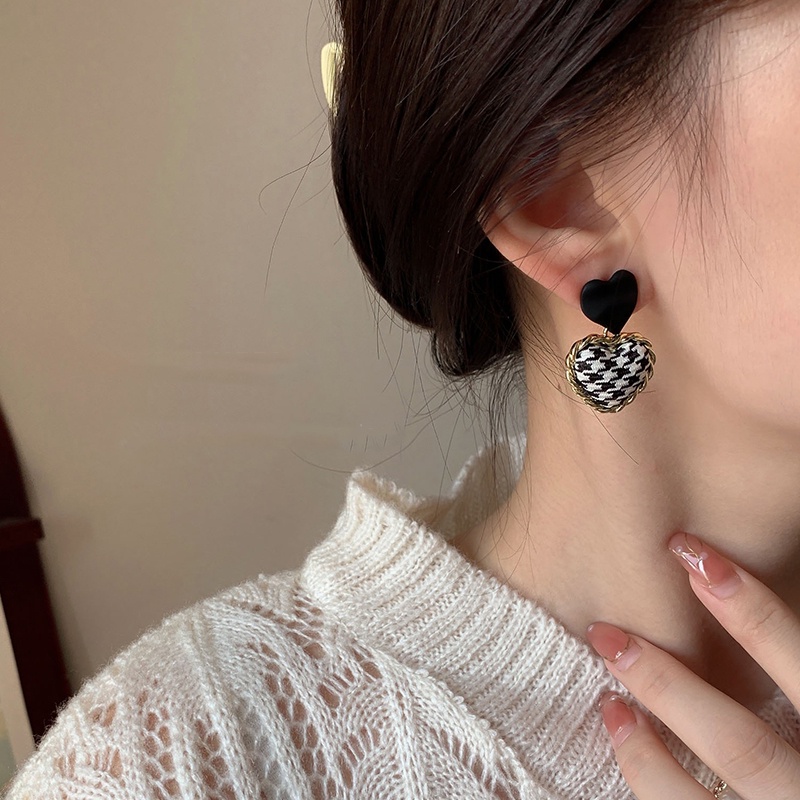 Khuyên tai thanh lịch có hình trái tim phong cách retro