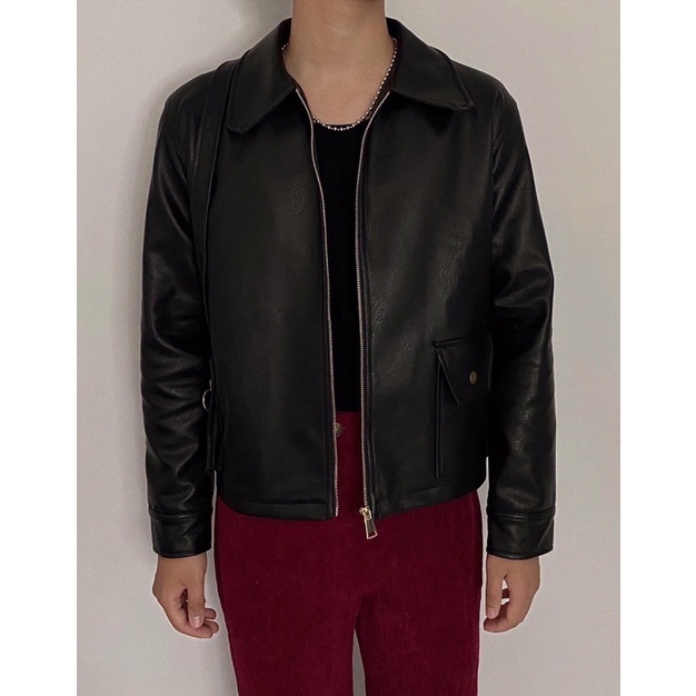 Áo khoác da dây đai trong bộ sưu tập thu đông 2021 WAGG