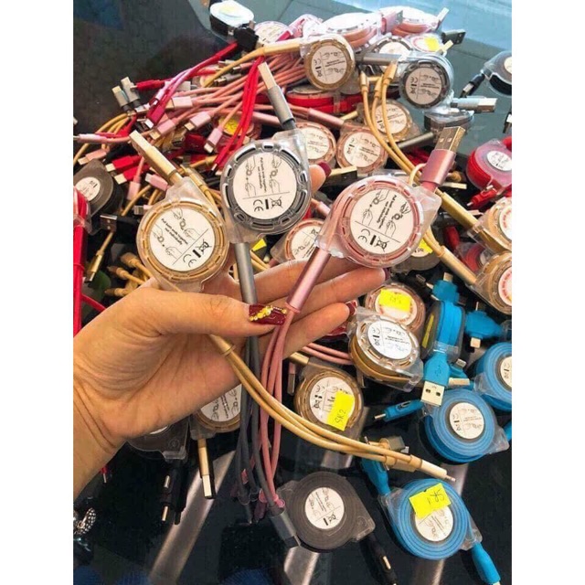 Dây sạc đa năng thông minh tự rút gọn.