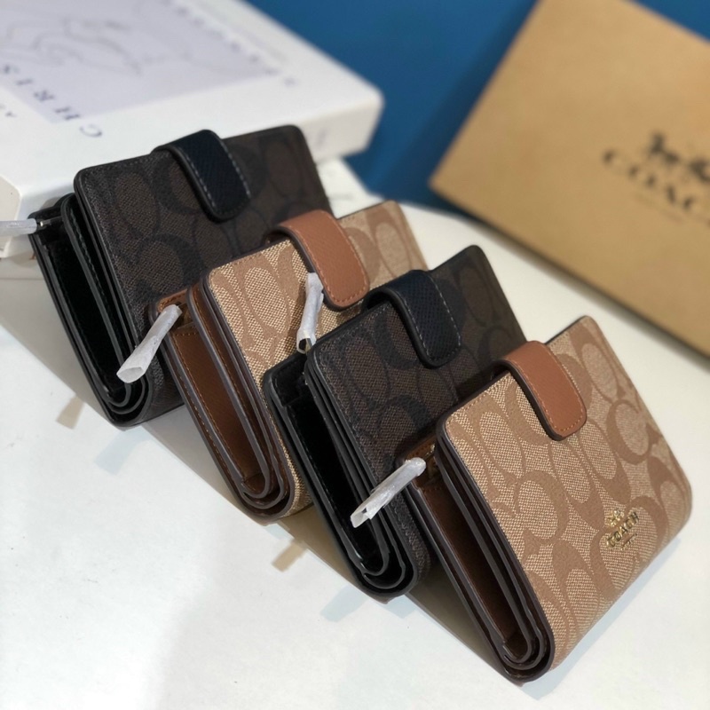 Ví Coach khoá cài màu cổ điển