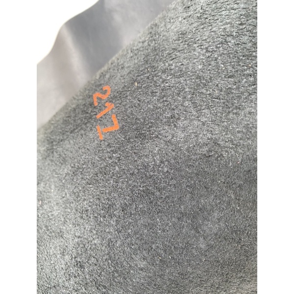 Da bò màu xám đen