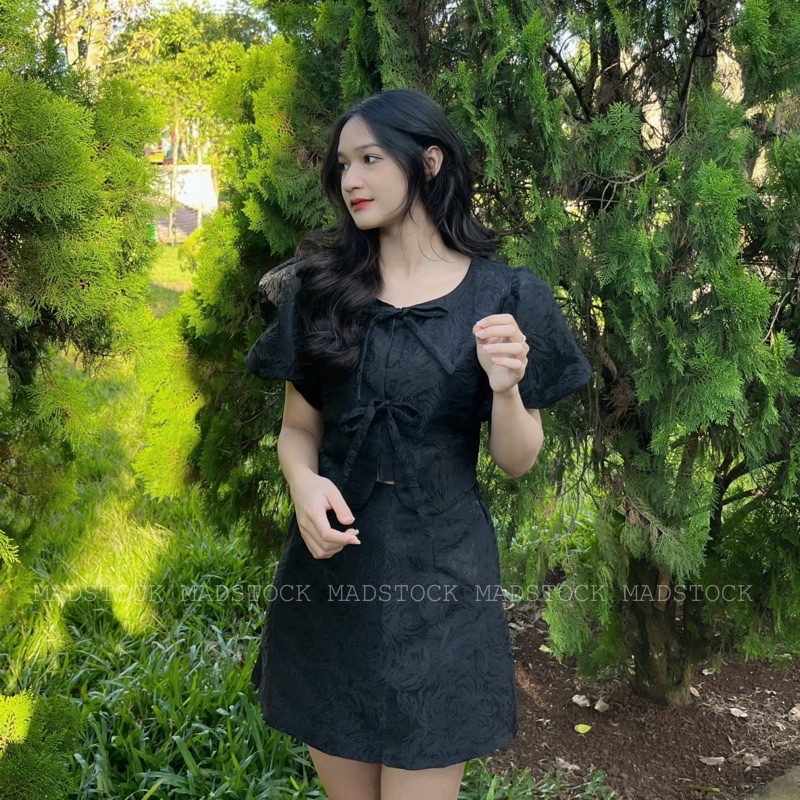 Set áo gấm hoa hồng nổi áo croptop tay lỡ buộc nơ mix chân váy chữ A Madstock
