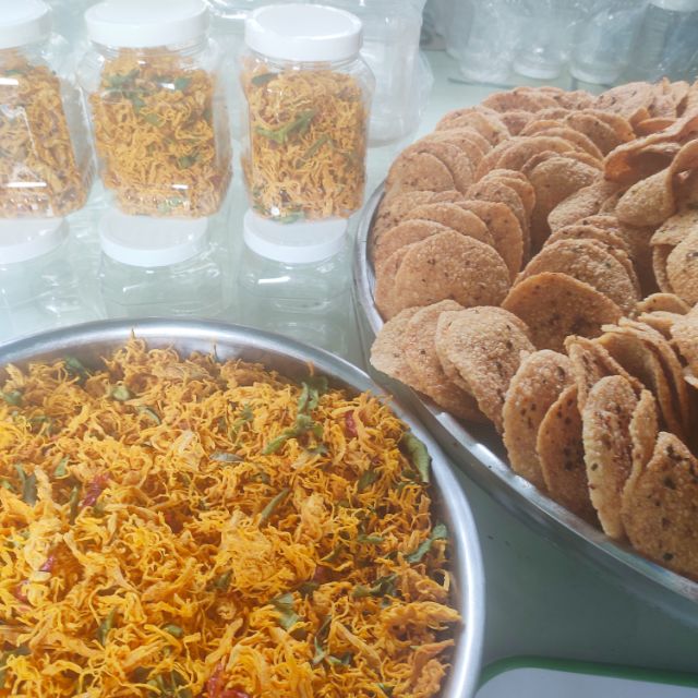 Combo cơm cháy và khô gà cho khách quen
