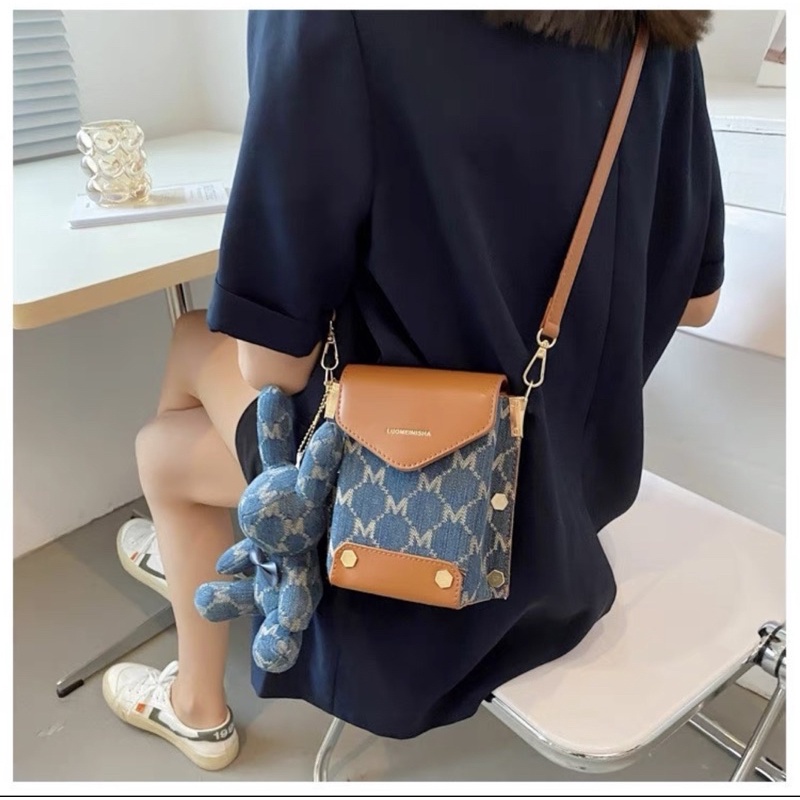 TÚI HỌA TIẾT CHỮ M KÈM MÓC GẤU CUTE