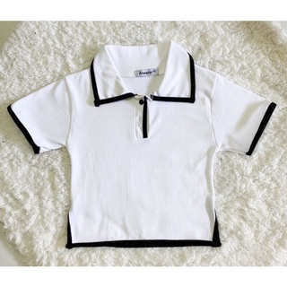 Áo croptop cổ bẻ phối viền nút