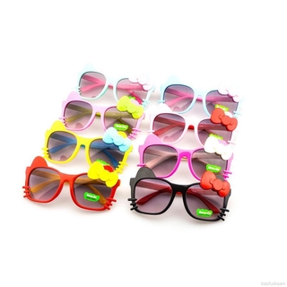 Kính mắt chống tia UV có đính nơ nhỏ trên gọng kính xinh xắn