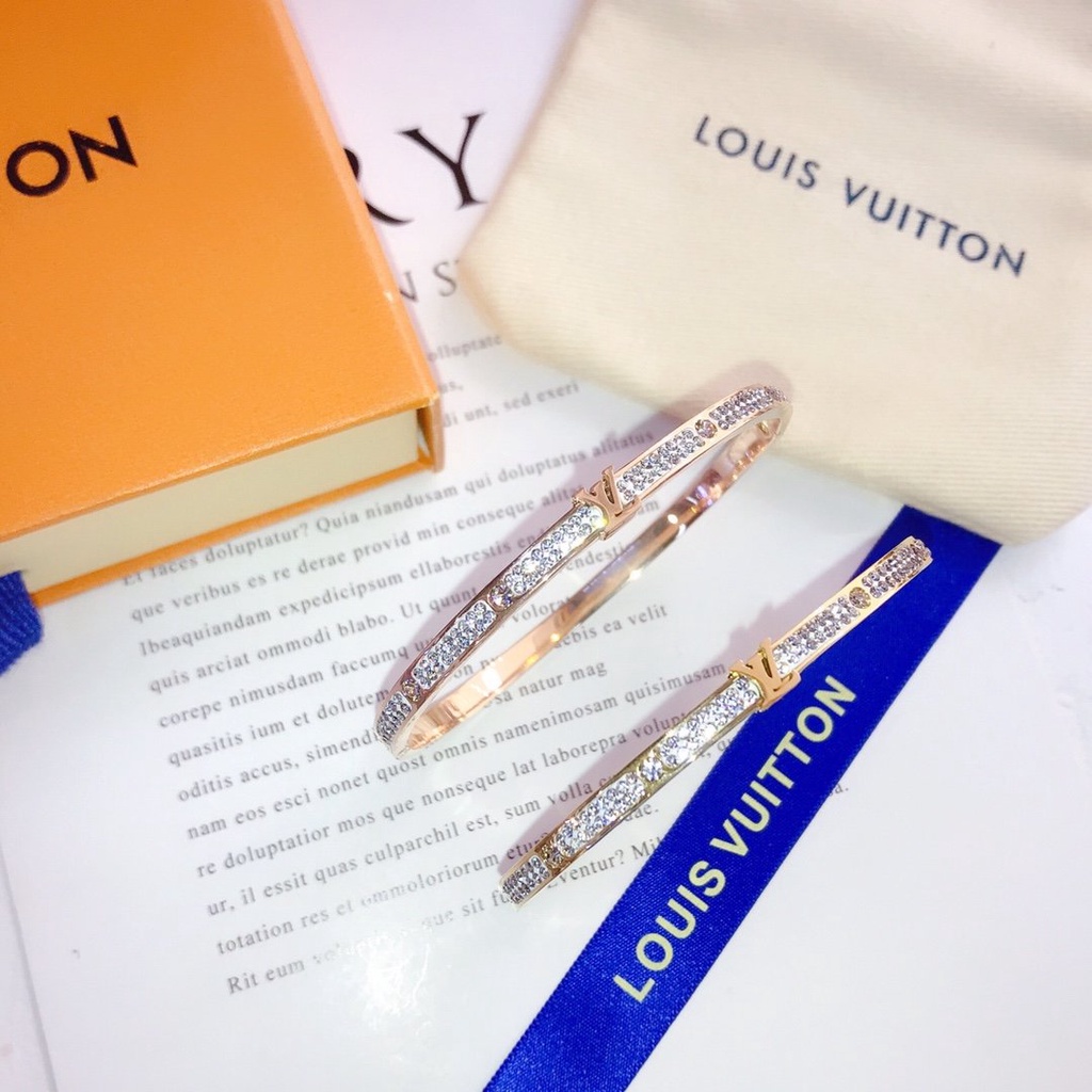 Vòng Tay Louis Vuitton Bằng Thép Titan Họa Tiết Chữ LV Sang Trọng Thời Trang