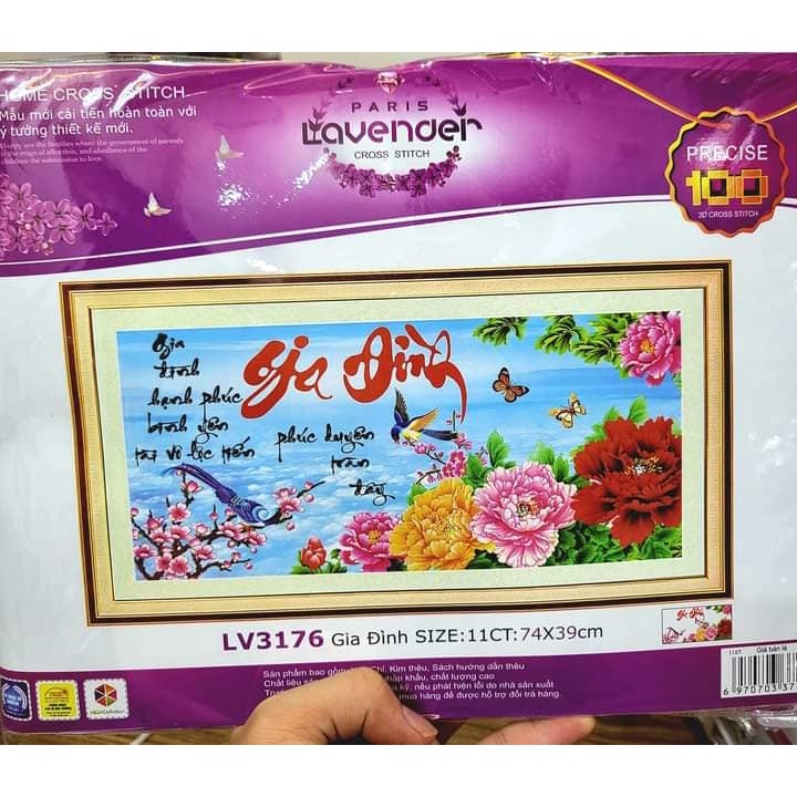 Tranh thêu chữ thập gia đình KT:74x39cm,tranh chưa thêu.Tặng kéo và xỏ chỉ.