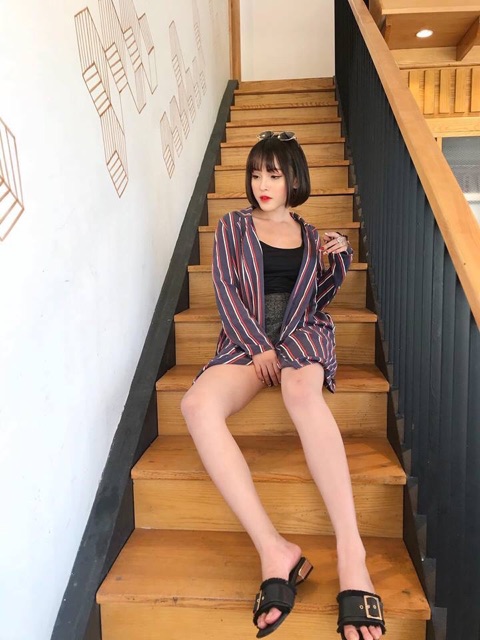 Áo khoác sơ mi oversize sọc mặc được hai kiểu cực kì cá tính