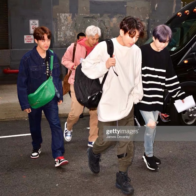 ẢNH THẬT QUẦN JOGGER JUNGKOOK BTS BOY WITH LUV VÀ TẠI SÂN BAY