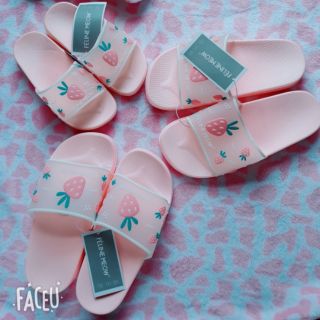 Dép lê quả dâu tây màu hồng nhạt cho bé gái
