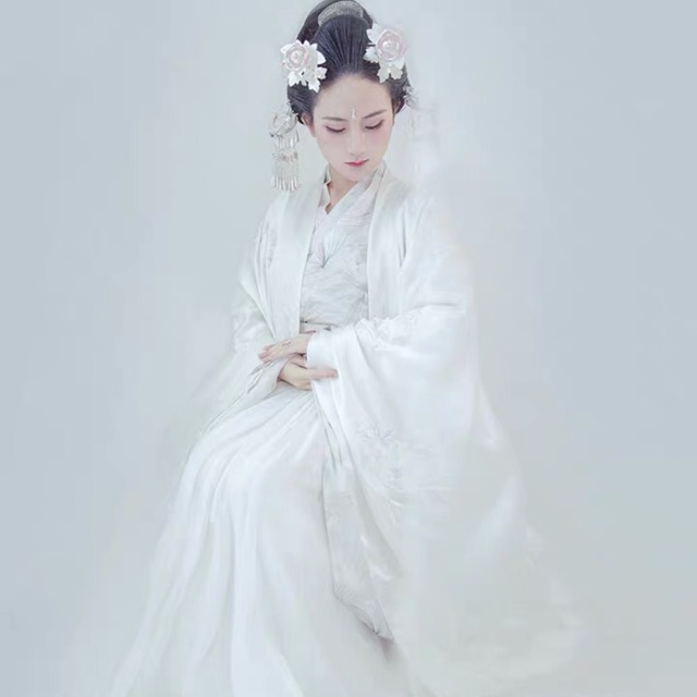 Hán phục thêu nặng