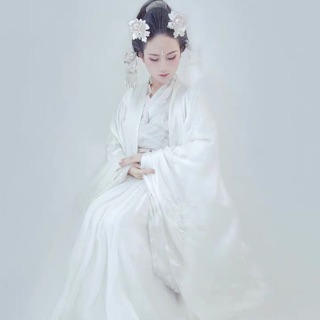 Hán phục thêu nặng
