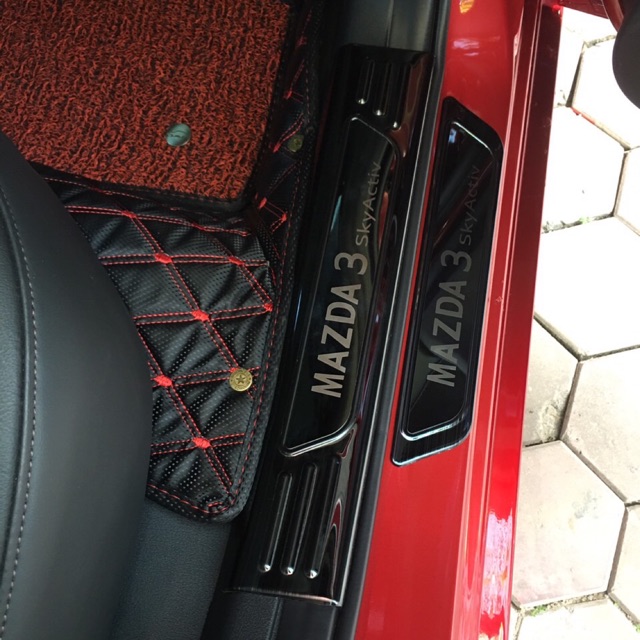 Bộ 8 miếng ốp bậc cửa trong ngoài titan Mazda 3 2020