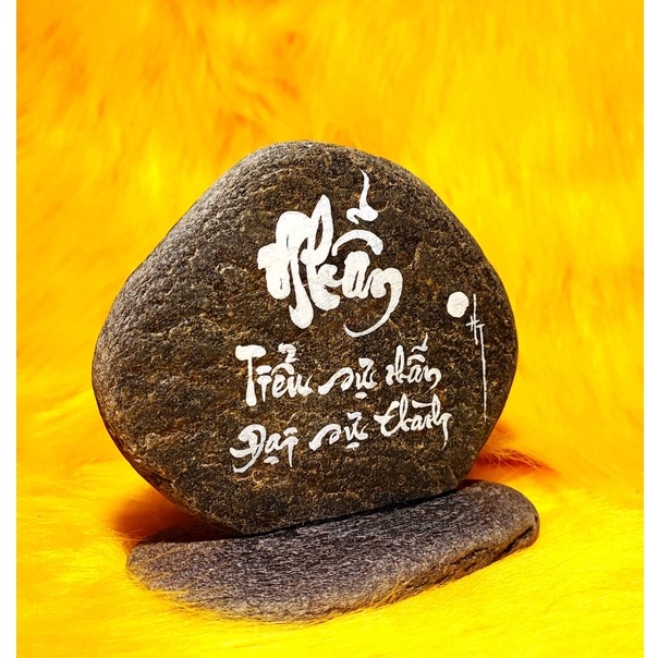 Thư pháp chữ Nhẫn viết trên đá. Kích thước: 8x6x12cm. Viết theo yêu cầu