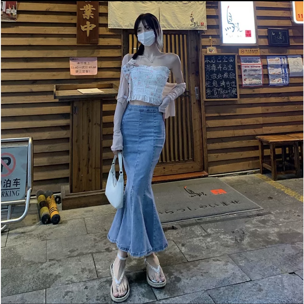 Chân váy denim đuôi cá màu đen lưng cao bó hông thu đông 2021