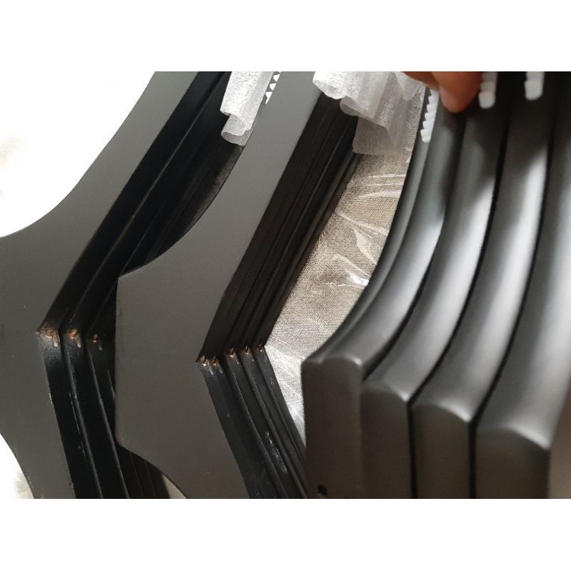 Móc treo quần áo bằng gỗ màu đen, cổ vuông có đệm chống tuột, sang trọng phù hợp cho shop thời trang