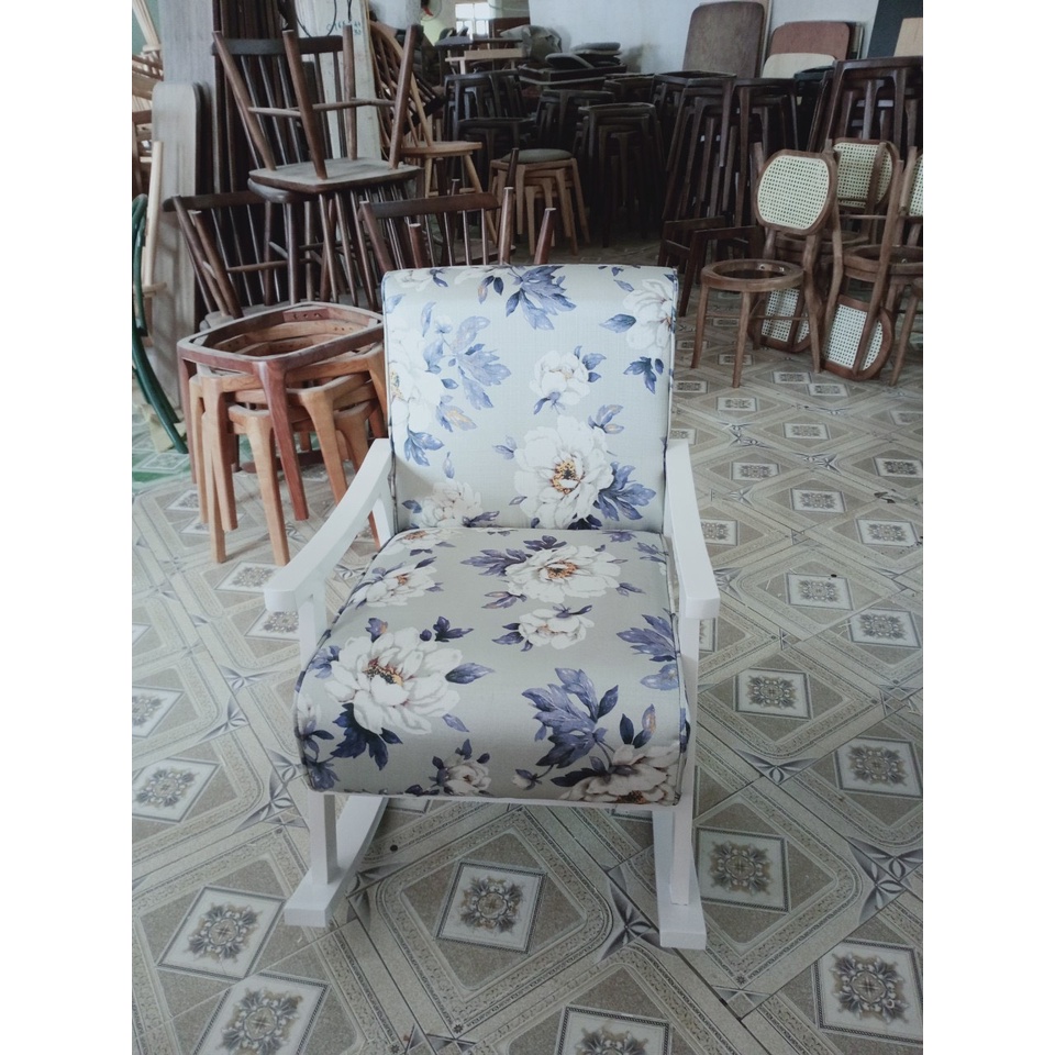 - Ghế bập bênh thư giãn phong cách vintage