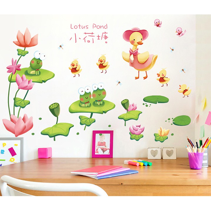 Decal trang trí tường Ao Sen của bày Vịt và đôi Ếch đáng yêu