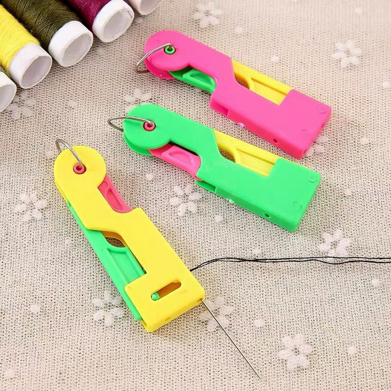 Dụng cụ hỗ trợ luồn chỉ vào kim , giúp xỏ kim dễ dàng
