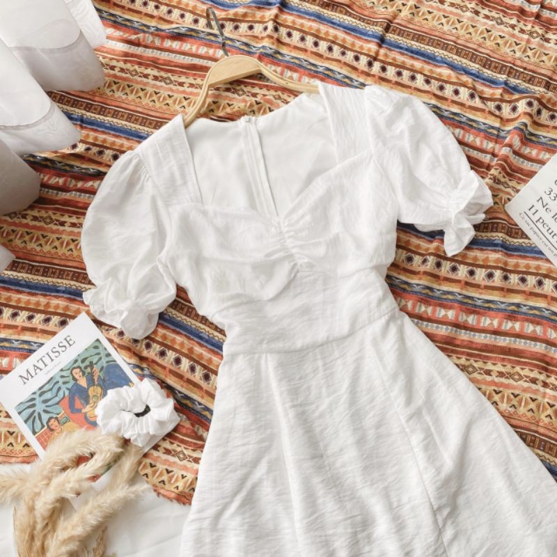 đầm midi trắng nhíu ngực xẻ tà kèm dây cột tóc